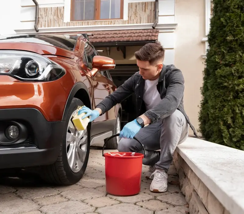 Lavage auto à domicile Seine Maritime : professionnel intervenant sur un véhicule